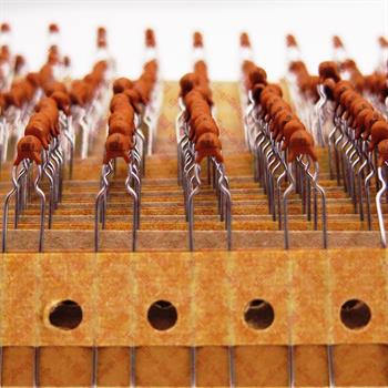 خازن عدسی 820 پیکو فاراد 63 ولت موراتا ژاپن 