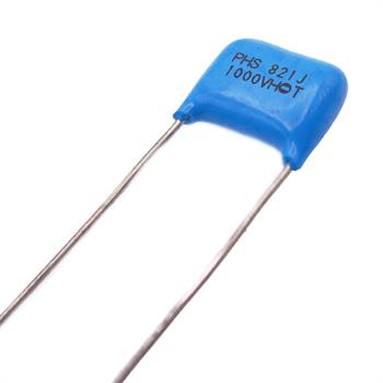 خازن پلی استر 820 پیکو فاراد 1000 ولت RM12